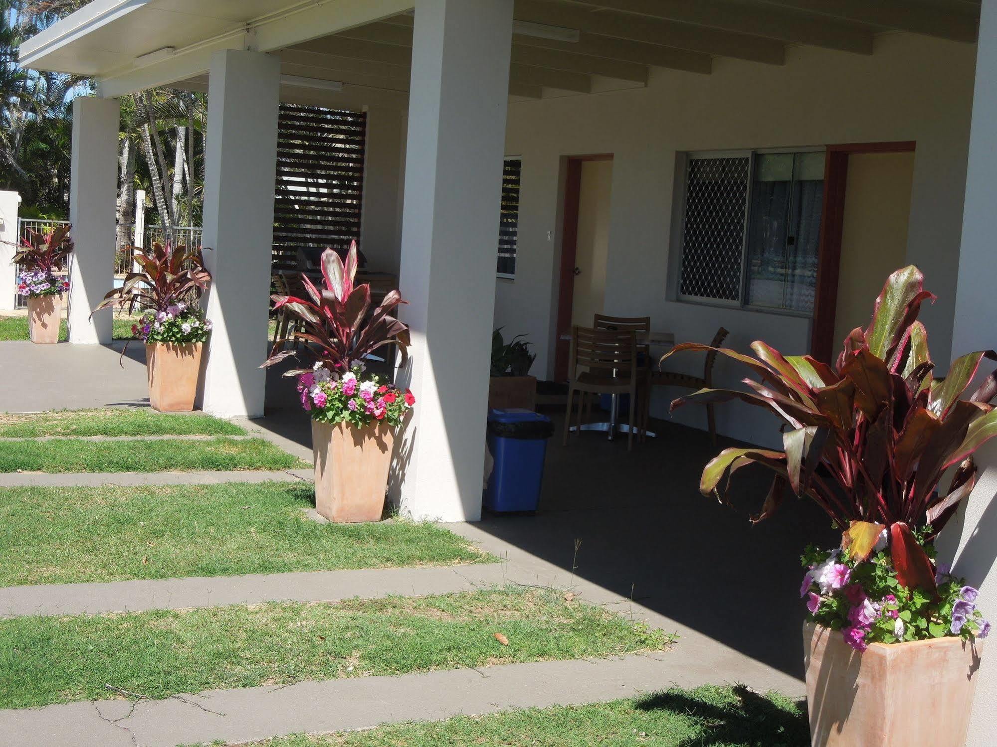 Moore Park Beach Inn Bundaberg Exterior photo