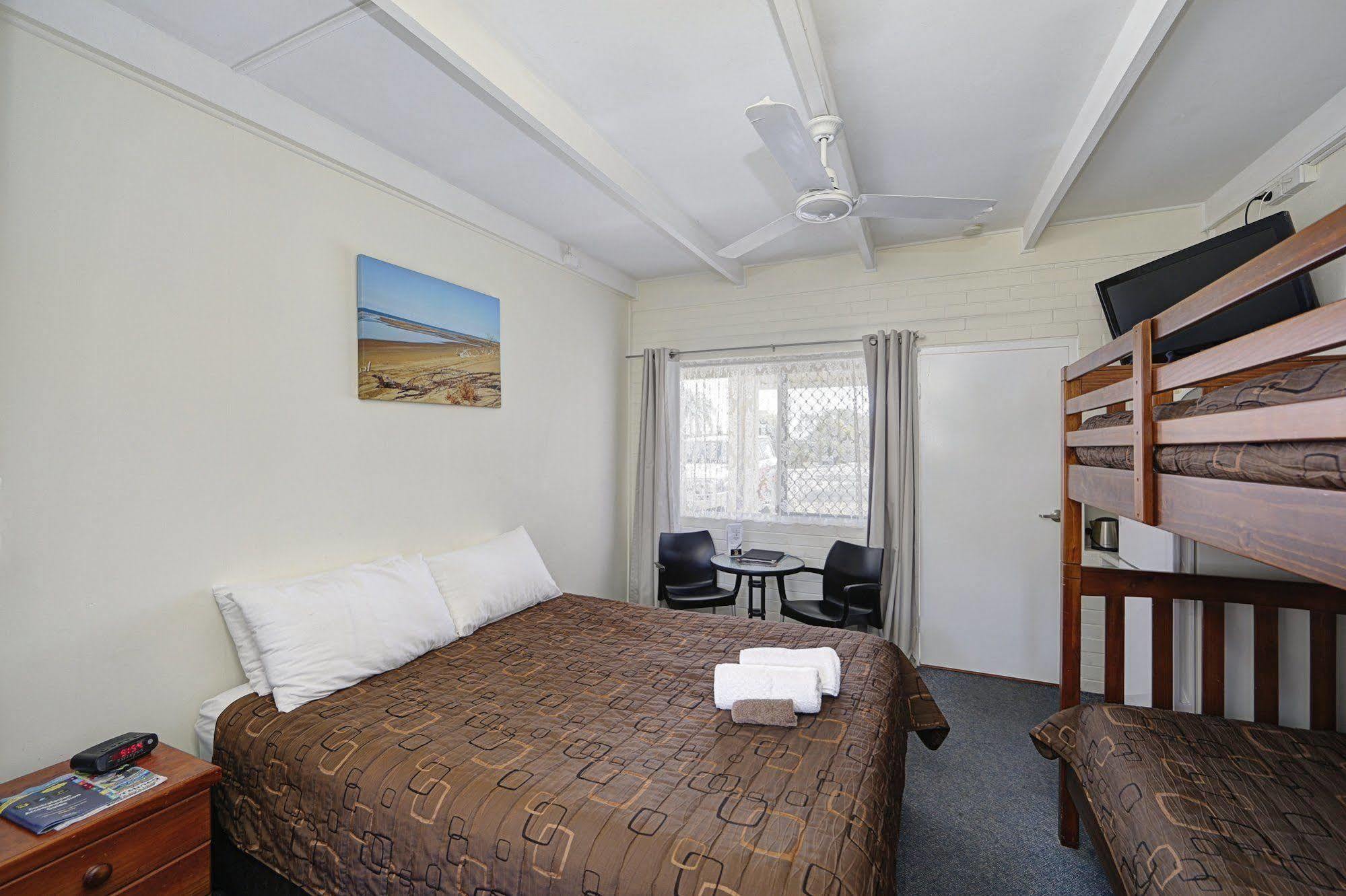 Moore Park Beach Inn Bundaberg Exterior photo